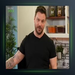 آهنگ Cumartesi از سینان آکجیل